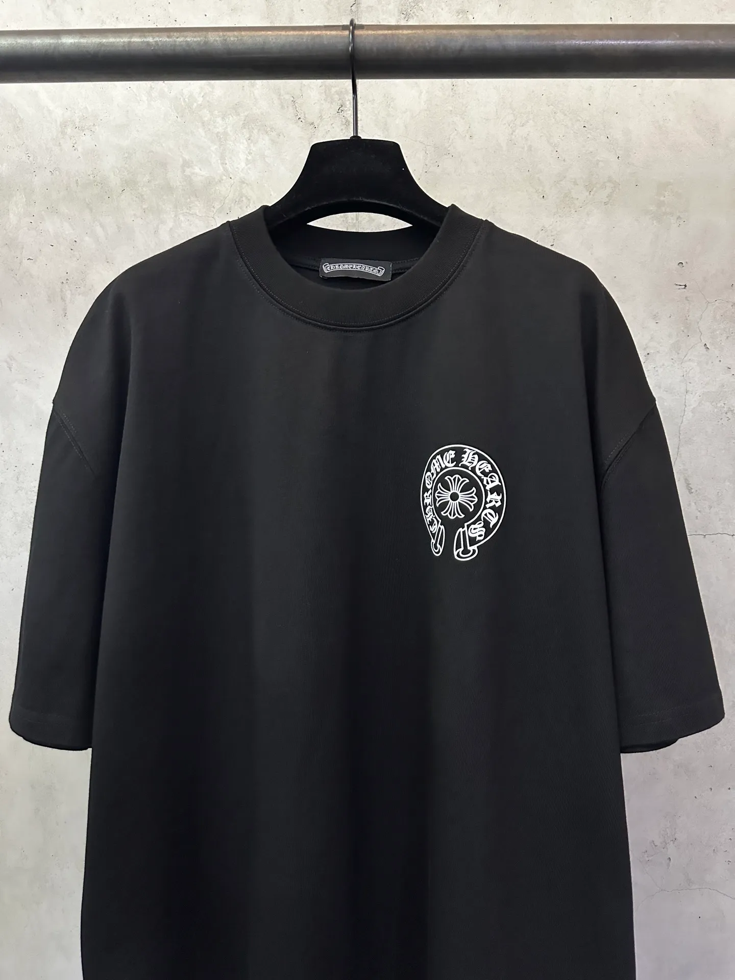 P260 Chrome Hearts 25ss Sanskrit flag printed round neck short-sleeved T-shirt. Fabric is high-definition and super heavy. Cotton double yarn compact Xinjiang cotton. Weight 400g. Paired with 2*2 Salona ribs. 420g. Clean cloth. Clear texture. Tight feel. Stiff. High color fastness. No deformation. No discoloration. Customized hardware. Threads. Accessories. Alignment. Uniform for men and women. -Color: Black White -Size: XS S M L XL